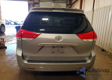 2012 Toyota Sienna Le z USA, uszkodzony, nr VIN 5TDKK3DC8CS235143